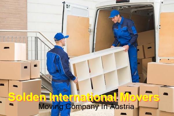 Sölden international movers loading a vehicle for the road route to Austria